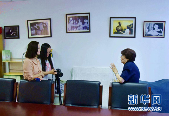 播音室里跟打仗一樣。從夜不能寐的緊張，到全神貫注的投入，用良好的習(xí)慣和過硬的專業(yè)素質(zhì)來化險為夷。