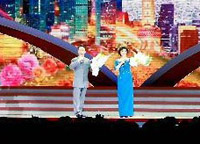 京劇演員于魁智、李勝素獻(xiàn)唱京劇《我是中國人》