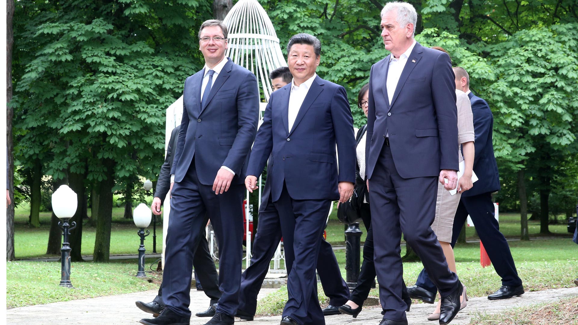 習近平出席塞爾維亞總統(tǒng)尼科利奇、總理武契奇共同舉行的午宴