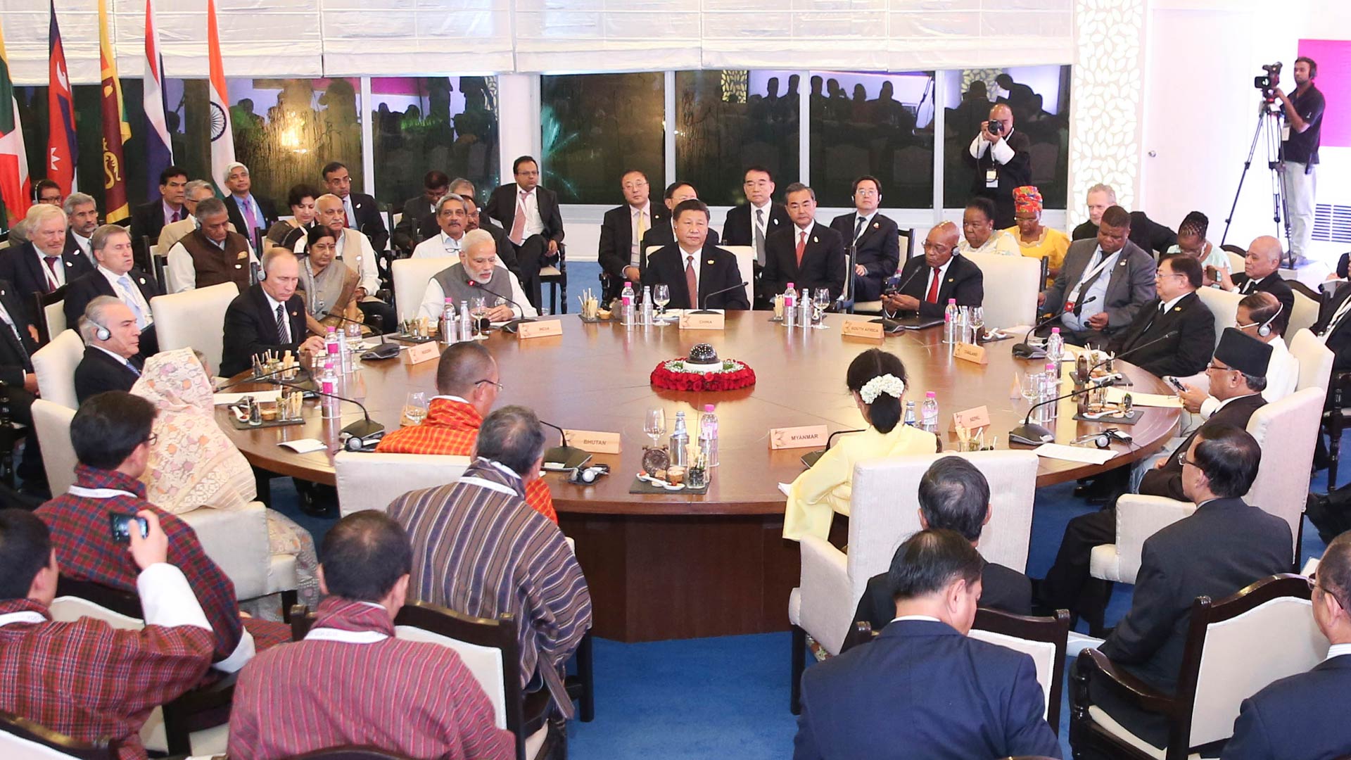 習(xí)近平出席金磚國家領(lǐng)導(dǎo)人同&ldquo;環(huán)孟加拉灣多領(lǐng)域經(jīng)濟(jì)技術(shù)合作倡議&rdquo;成員國領(lǐng)導(dǎo)人對話會(huì)