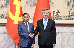 李希同越共中央政治局委員、中央書(shū)記處書(shū)記、中央檢查委員會(huì)主任陳錦繡舉行會(huì)談