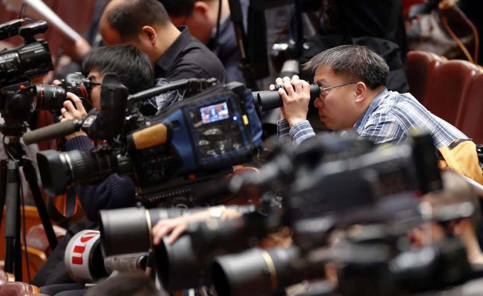 記者用望遠(yuǎn)鏡觀察會(huì)場