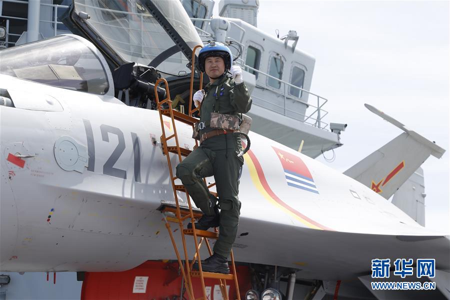 (十九大代表風(fēng)采·圖文互動)(1)殲—15飛行員曹先建:開創(chuàng)重傷后重返海天的奇跡