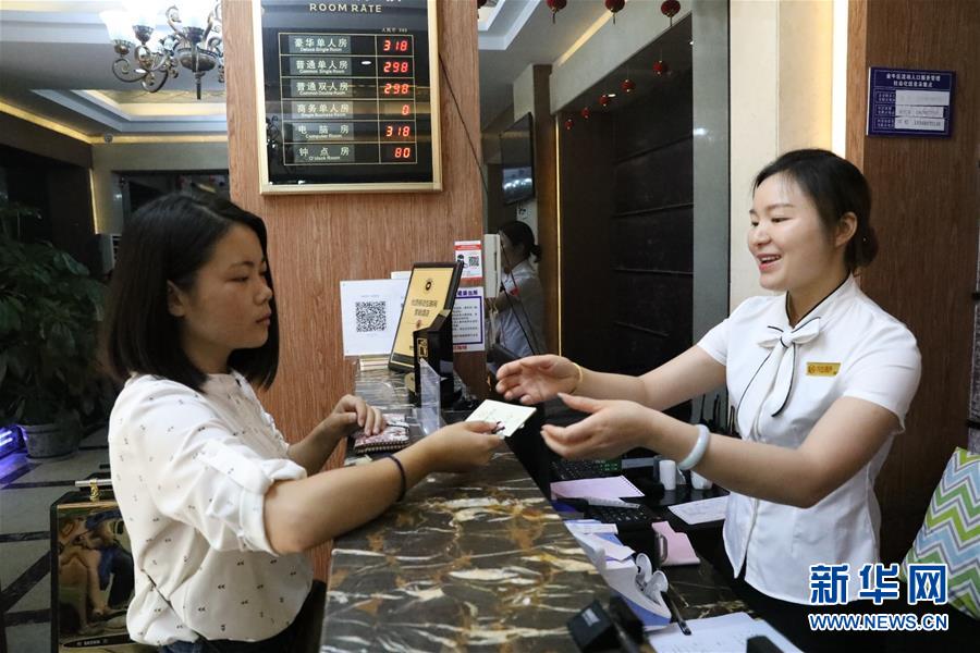 （十九大時(shí)光&middot;圖文互動(dòng)）（5）民生美景令人憧憬　美好生活召喚奮斗&mdash;&mdash;來(lái)自基層蹲點(diǎn)現(xiàn)場(chǎng)的報(bào)道 