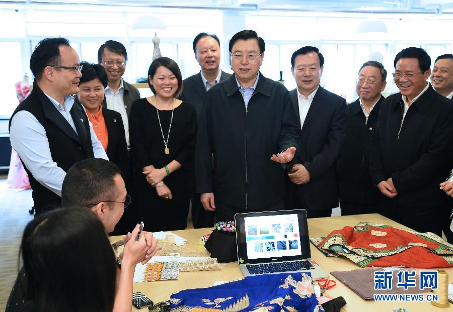 5月8日至11日，中共中央政治局常委、全國人大常委會委員長張德江在浙江調研。這是5月9日，張德江來到位于嘉興市的雅瑩服裝有限公司，了解公司的服裝設計、生產和銷售情況。新華社記者 馬占成 攝 