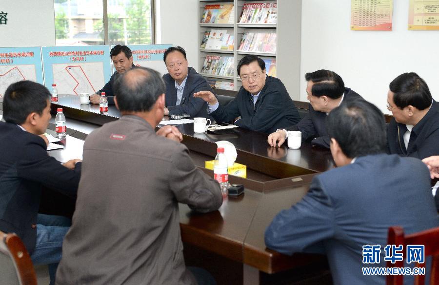 這是5月9日，張德江到湖州市妙西鎮(zhèn)調研，與基層人大代表座談。新華社記者 馬占成 攝 