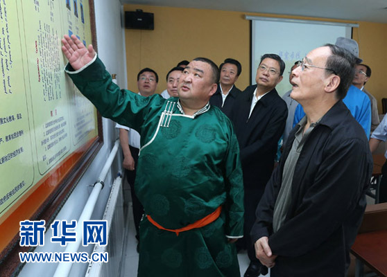 這是7月3日，王岐山在巴彥德力格爾嘎查&ldquo;兩委&rdquo;活動(dòng)室了解基層黨建情況。新華社記者 龐興雷 攝