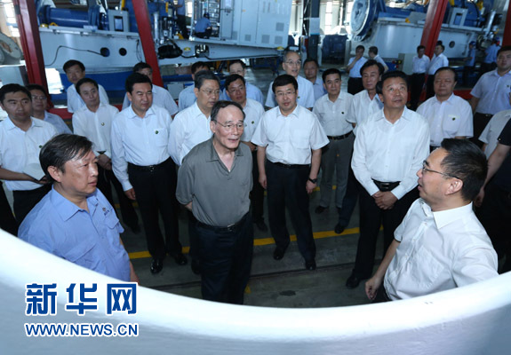 這是7月3日，王岐山在內(nèi)蒙古海裝風(fēng)電設(shè)備有限公司考察。新華社記者 龐興雷 攝 