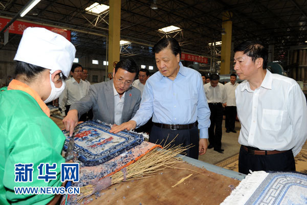 這是7月18日，劉云山在青海藏羊地毯集團(tuán)有限公司調(diào)研。新華社記者 饒愛民 攝