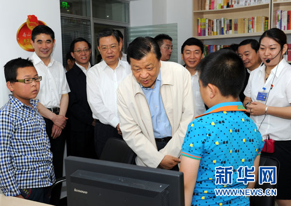 7月17日至19日，中共中央政治局常委、中央書記處書記劉云山在青海調(diào)研。這是7月18日，劉云山在西寧市南山西社區(qū)調(diào)研。 新華社記者饒愛民 攝