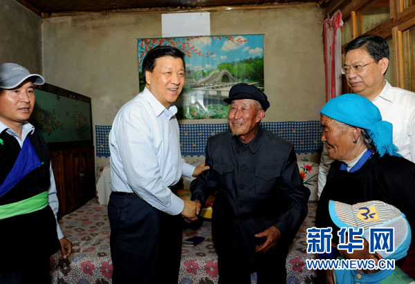 7月17日至19日，中共中央政治局常委、中央書記處書記劉云山在青海調(diào)研。這是7月17日，劉云山在海東市互助土族自治縣東山鄉(xiāng)白牙合村看望老黨員。新華社記者 饒愛民 攝