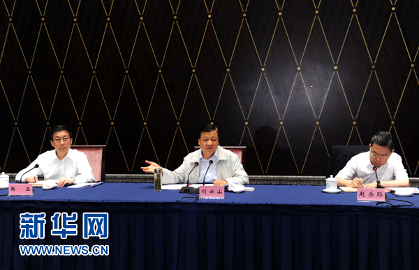 部分省區(qū)市教育實(shí)踐活動(dòng)工作座談會(huì)近日先后在西寧、上海召開(kāi)，中共中央政治局常委、中央黨的群眾路線教育實(shí)踐活動(dòng)領(lǐng)導(dǎo)小組組長(zhǎng)劉云山出席并講話。這是7月23日，劉云山出席上海座談會(huì)并講話。新華社記者 饒愛(ài)民 攝 