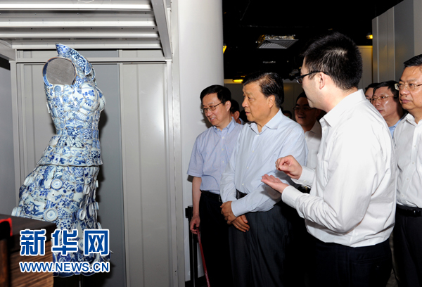 這是7月22日，劉云山在上海國(guó)家對(duì)外文化貿(mào)易基地調(diào)研。新華社記者 饒愛(ài)民 攝 
