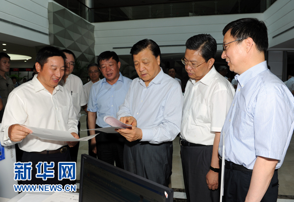  7月22日至23日，中共中央政治局常委、中央書(shū)記處書(shū)記劉云山在上海調(diào)研。這是7月22日，劉云山在中國(guó)（上海）自貿(mào)試驗(yàn)區(qū)外高橋綜合服務(wù)大廳調(diào)研。新華社記者 饒愛(ài)民 攝 