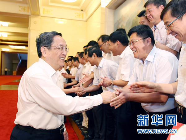 會(huì)前，俞正聲、張高麗接見援藏干部代表，向參加對(duì)口支援西藏工作的各地區(qū)各部門各單位和廣大援藏干部表示誠摯問候。新華社記者 姚大偉 攝