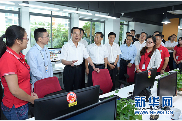 9月16日至18日，中共中央政治局常委、國務(wù)院副總理張高麗在廣西調(diào)研。這是9月17日，張高麗在南寧美麗傳說公司調(diào)研承接產(chǎn)業(yè)轉(zhuǎn)移和開展跨境電子商務(wù)情況。 新華社記者張鐸攝 