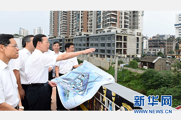9月16日至18日，中共中央政治局常委、國務(wù)院副總理張高麗在廣西調(diào)研。這是9月16日，張高麗實地考察南寧水街棚戶區(qū)改造項目現(xiàn)場。 新華社記者張鐸攝 
