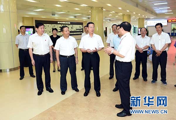 9月16日至18日，中共中央政治局常委、國務(wù)院副總理張高麗在廣西調(diào)研。這是9月17日，張高麗在南寧市公共資源交易中心對外服務(wù)大廳了解自治區(qū)簡政放權(quán)有關(guān)工作。 新華社記者張鐸攝