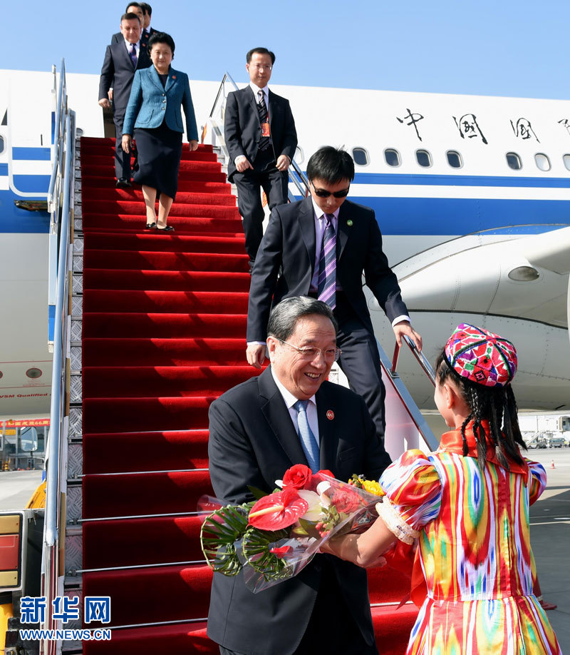 9月25日，以中共中央政治局常委、全國政協(xié)主席俞正聲為團(tuán)長的中央代表團(tuán)飛抵烏魯木齊，出席新疆維吾爾自治區(qū)成立60周年慶?；顒?。新華社記者 饒愛民 攝