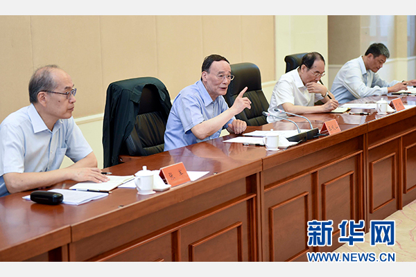 9月24日至26日，中共中央政治局常委、中央紀委書記王岐山在福建調(diào)研。這是9月25日，王岐山在上杭縣古田鎮(zhèn)主持召開座談會，聽取黨員和群眾代表對修訂廉政準則和黨紀處分條例的意見建議。新華社記者張鐸攝