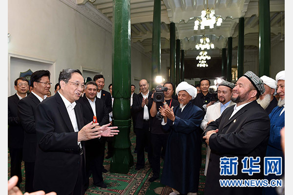 9月26日，中共中央政治局常委、全國政協(xié)主席、中央代表團(tuán)團(tuán)長俞正聲率中央代表團(tuán)部分成員赴喀什看望各族干部群眾。這是俞正聲等來到喀什市艾提尕爾清真寺，與喀什地區(qū)宗教人士代表交流。新華社記者 饒愛民 攝  