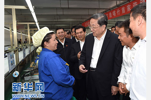 這是俞正聲等在喀什經(jīng)濟(jì)開發(fā)區(qū)深圳產(chǎn)業(yè)園視察電子產(chǎn)品生產(chǎn)線，并與現(xiàn)場工人親切交流。新華社記者 饒愛民 攝