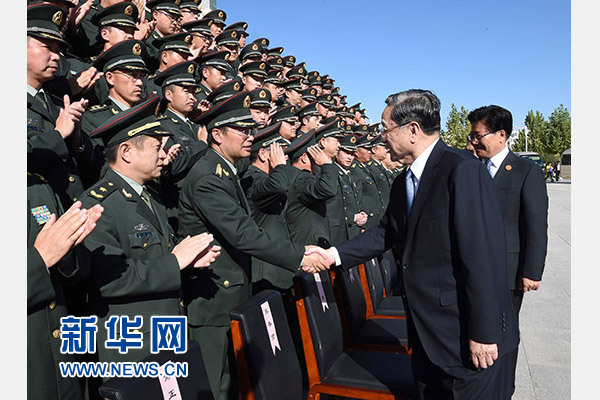 這是俞正聲等赴南疆軍區(qū)慰問，會見官兵代表。新華社記者 饒愛民 攝