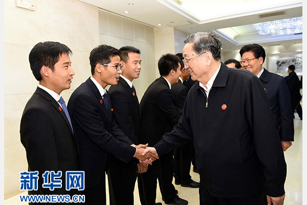 這是俞正聲會見在喀什地區(qū)鄉(xiāng)鎮(zhèn)工作的內(nèi)地高校畢業(yè)生代表。新華社記者 饒愛民 攝