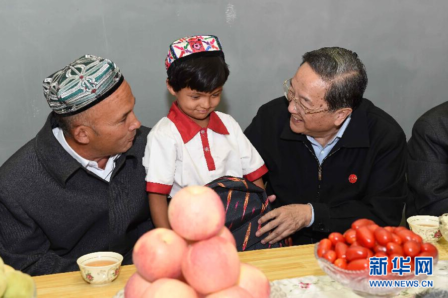 9月27日，中共中央政治局常委、全國(guó)政協(xié)主席、中央代表團(tuán)團(tuán)長(zhǎng)俞正聲率中央代表團(tuán)部分成員赴喀什地區(qū)莎車縣看望各族干部群眾。這是俞正聲到新疆生產(chǎn)建設(shè)兵團(tuán)第三師莎車農(nóng)場(chǎng)維吾爾族團(tuán)場(chǎng)職工家中看望，并向小朋友贈(zèng)送學(xué)習(xí)用品。新華社記者 饒愛民 攝