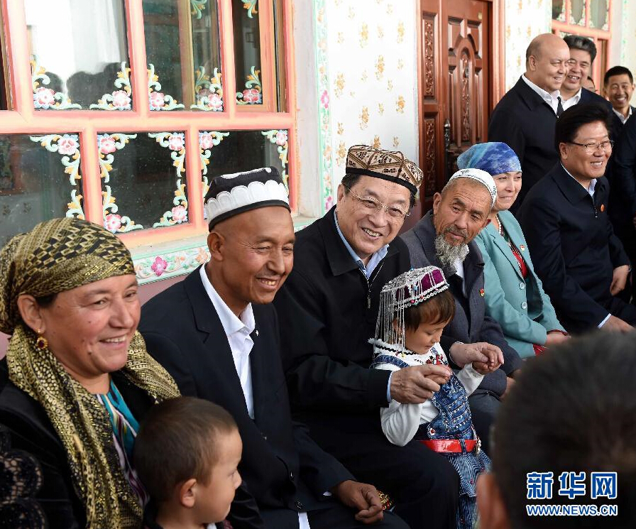 9月27日，中共中央政治局常委、全國(guó)政協(xié)主席、中央代表團(tuán)團(tuán)長(zhǎng)俞正聲率中央代表團(tuán)部分成員赴喀什地區(qū)莎車縣看望各族干部群眾。這是俞正聲在莎車縣艾力西湖鎮(zhèn)21村看望維吾爾族村民阿布來(lái)提&middot;阿不力孜一家。新華社記者 饒愛民 攝