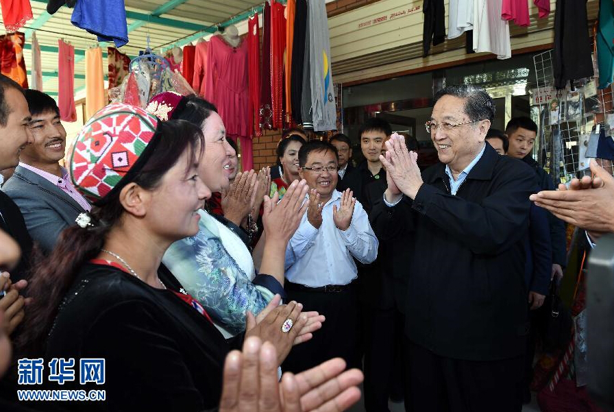 9月27日，中共中央政治局常委、全國(guó)政協(xié)主席、中央代表團(tuán)團(tuán)長(zhǎng)俞正聲率中央代表團(tuán)部分成員赴喀什地區(qū)莎車縣看望各族干部群眾。這是俞正聲在莎車縣艾力西湖鎮(zhèn)21村看望慰問(wèn)維吾爾族群眾。新華社記者 饒愛民 攝