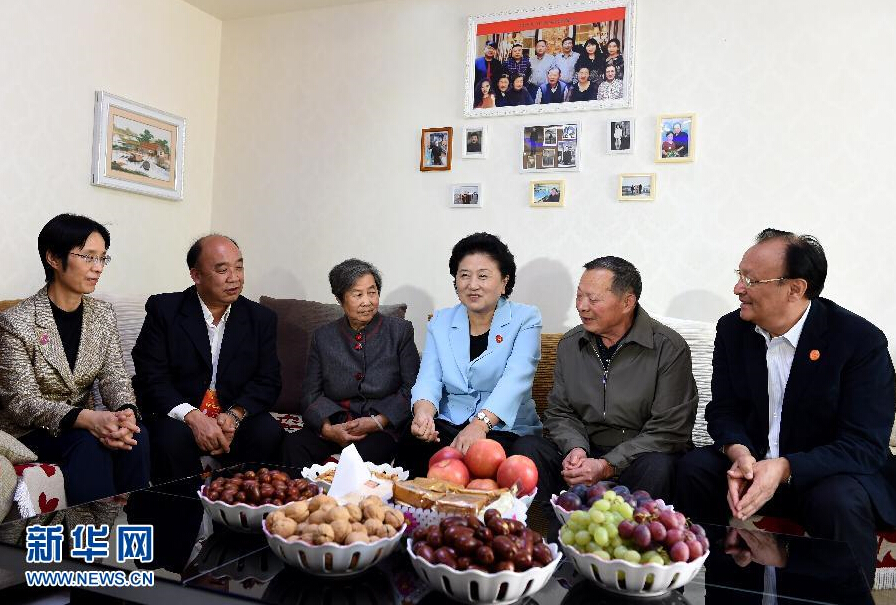 9月27日，中共中央政治局委員、國(guó)務(wù)院副總理、中央代表團(tuán)副團(tuán)長(zhǎng)劉延?xùn)|率中央代表團(tuán)分團(tuán)，帶著黨中央、國(guó)務(wù)院的親切關(guān)懷和全國(guó)各族人民的深切情誼，來(lái)到和田地區(qū)、阿克蘇地區(qū)慰問(wèn)各族干部群眾，并祝賀大家中秋節(jié)快樂(lè)。這是劉延?xùn)|來(lái)到新疆生產(chǎn)建設(shè)兵團(tuán)第一師五團(tuán)團(tuán)場(chǎng)退休職工包春祥家中慰問(wèn)。新華社記者 張領(lǐng) 攝