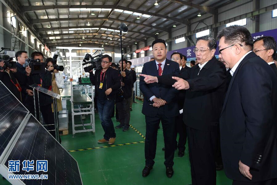 9月28日，中共中央政治局常委、全國(guó)政協(xié)主席、中央代表團(tuán)團(tuán)長(zhǎng)俞正聲率中央代表團(tuán)部分成員赴祖國(guó)最西端的新疆克孜勒蘇柯爾克孜自治州看望慰問(wèn)各族干部群眾。這是俞正聲來(lái)到阿圖什市昆山產(chǎn)業(yè)園新疆中興能源公司視察工作。新華社記者 饒愛民 攝