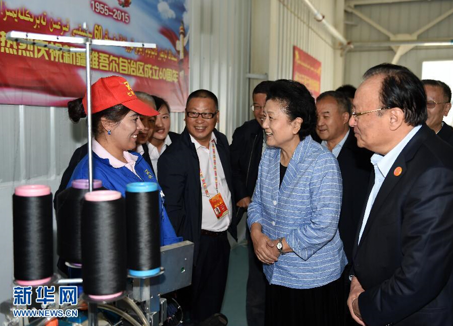 9月28日，中共中央政治局委員、國務(wù)院副總理、中央代表團(tuán)副團(tuán)長劉延?xùn)|率中央代表團(tuán)分團(tuán)赴阿克蘇地區(qū)、伊犁哈薩克自治州慰問，與各族干部群眾共度節(jié)日、共享歡樂。這是劉延?xùn)|在阿克蘇紡織工業(yè)城慰問棉紡工人。新華社記者張領(lǐng)攝