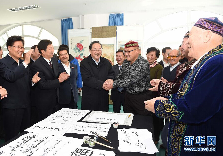 9月29日，中共中央政治局常委、全國政協(xié)主席、中央代表團團長俞正聲率中央代表團部分成員赴阿勒泰地區(qū)看望各族干部群眾。這是俞正聲來到阿勒泰地區(qū)老年人活動中心，觀看老同志書畫展，同老同志親切交談。新華社記者 高潔 攝