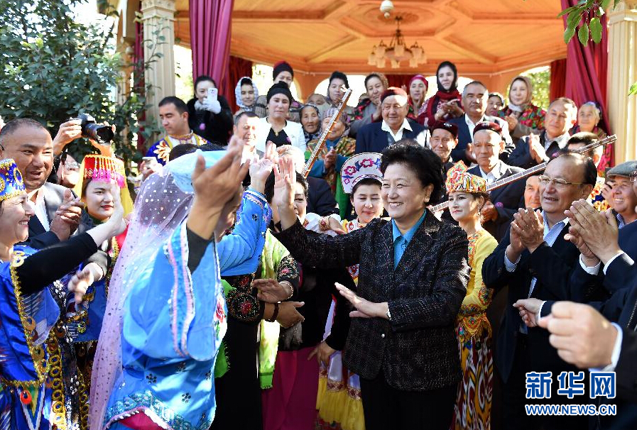 9月29日，中共中央政治局委員、國務院副總理、中央代表團副團長劉延東率中央代表團分團在伊犁哈薩克自治州看望慰問各族干部群眾。這是劉延東在伊寧市漢賓鄉(xiāng)發(fā)展村考察慰問時與表演維吾爾族傳統(tǒng)歌舞&ldquo;麥西來甫&rdquo;的村民們交流。新華社記者張領攝