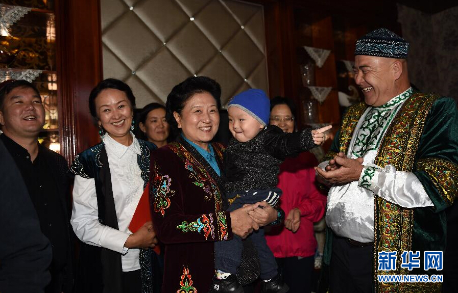 9月29日，中共中央政治局委員、國務院副總理、中央代表團副團長劉延東率中央代表團分團在伊犁哈薩克自治州看望慰問各族干部群眾。這是劉延東在伊寧市漢賓鄉(xiāng)發(fā)展村走訪慰問哈薩克族村民。新華社記者張領攝