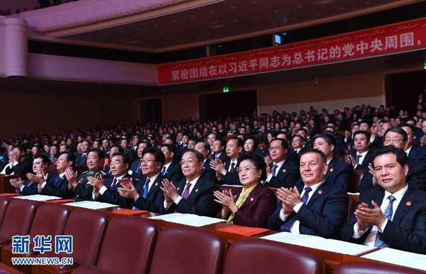     9月30日，慶祝新疆維吾爾自治區(qū)成立60周年文藝晚會(huì)《新疆禮贊》在新疆人民會(huì)堂精彩呈現(xiàn)。中共中央政治局常委、全國(guó)政協(xié)主席、中央代表團(tuán)團(tuán)長(zhǎng)俞正聲，與2000余名各族群眾代表一起觀看演出。新華社記者 饒愛民 攝