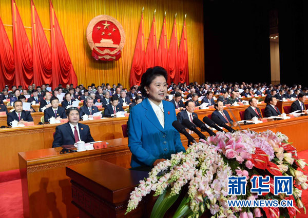 10月1日，慶祝中華人民共和國(guó)成立66周年暨新疆維吾爾自治區(qū)成立60周年大會(huì)在新疆人民會(huì)堂隆重舉行。這是中共中央政治局委員、國(guó)務(wù)院副總理、中央代表團(tuán)副團(tuán)長(zhǎng)劉延?xùn)|宣讀中共中央、全國(guó)人大常委會(huì)、國(guó)務(wù)院、全國(guó)政協(xié)、中央軍委關(guān)于慶祝新疆維吾爾自治區(qū)成立60周年的賀電。新華社記者 饒愛民 攝 