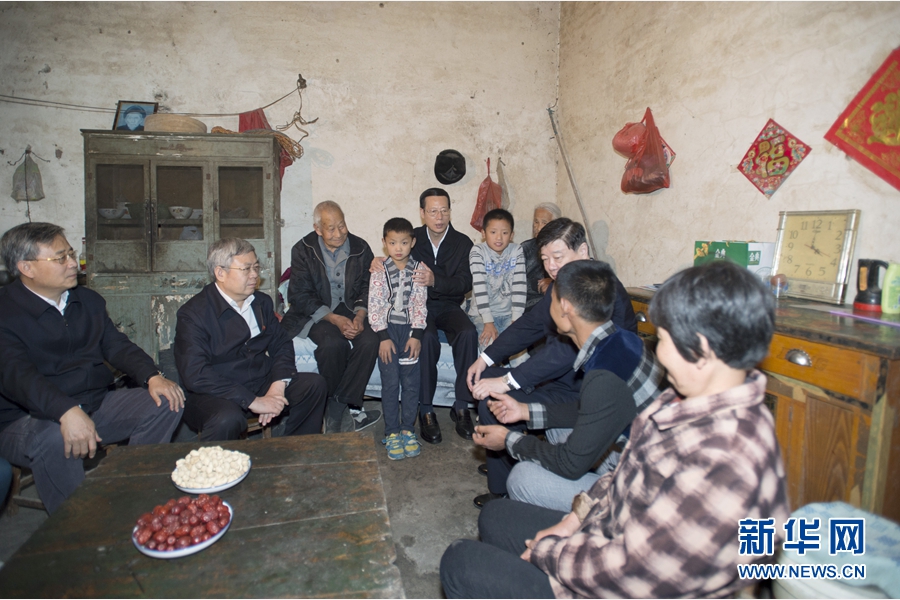 10月22日至23日，中共中央政治局常委、國(guó)務(wù)院副總理張高麗在山東調(diào)研扶貧工作情況。這是10月22日，張高麗在菏澤市巨野縣田莊鎮(zhèn)后屯村入戶看望生活困難村民。 新華社記者 王曄 攝