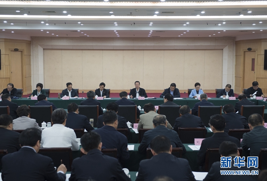 10月22日至23日，中共中央政治局常委、國(guó)務(wù)院副總理張高麗在山東調(diào)研扶貧工作情況。這是10月23日，張高麗在菏澤市主持召開(kāi)扶貧工作座談會(huì)。 新華社記者 王曄 攝