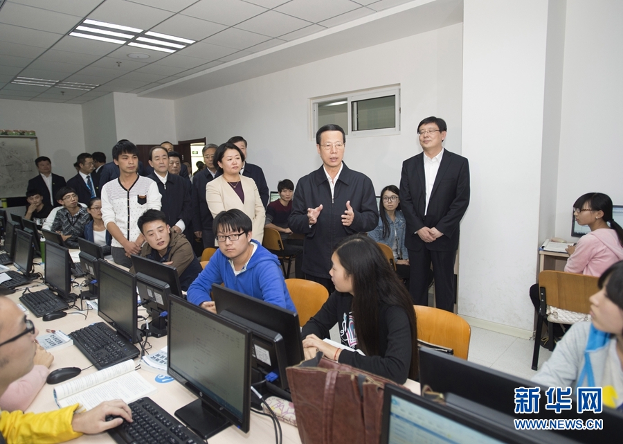 10月22日至23日，中共中央政治局常委、國(guó)務(wù)院副總理張高麗在山東調(diào)研扶貧工作情況。這是10月22日，張高麗在濟(jì)寧市惠普軟件人才實(shí)訓(xùn)基地調(diào)研教育培訓(xùn)脫貧有關(guān)情況。 新華社記者 王曄 攝