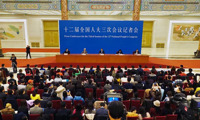 3月15日，國(guó)務(wù)院總理李克強(qiáng)在北京人民大會(huì)堂與中外記者見面，并回答記者提問。新華社記者 李賀 攝