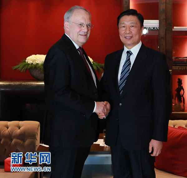 1月21日，中國國家副主席李源潮（右）在瑞士達沃斯會見瑞士聯(lián)邦主席施奈德－阿曼。 新華社記者羅歡歡攝