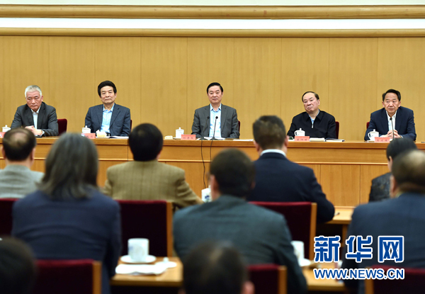 4月8日，中共中央政治局委員、中央書記處書記、中宣部部長劉奇葆在北京同講好中國故事專家學者、文化交流使者研討班學員座談。 新華社記者李濤 攝