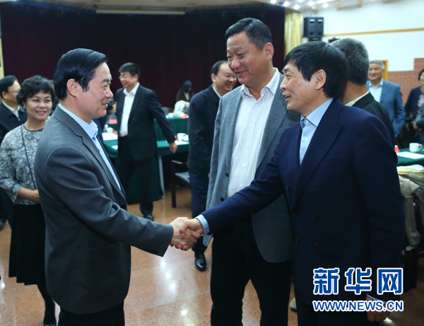 4月12日，中共中央政治局委員、中央書記處書記、中宣部部長劉奇葆在北京出席&ldquo;走向世界的中國兒童文學(xué)&rdquo;座談會(huì)并講話。這是座談會(huì)后，劉奇葆與國際安徒生獎(jiǎng)獲得者、兒童文學(xué)作家曹文軒握手。新華社記者丁海濤攝