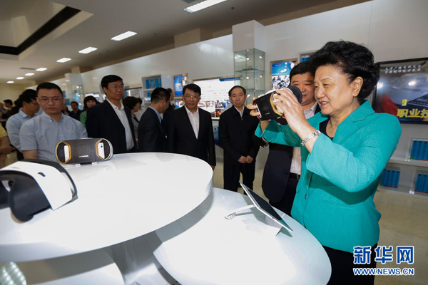 5月8日，中共中央政治局委員、國(guó)務(wù)院副總理劉延?xùn)|在天津出席2016年職業(yè)教育活動(dòng)周啟動(dòng)儀式暨全國(guó)職業(yè)院校技能大賽開幕式。這是劉延?xùn)|（右一）在天津廣播電視大學(xué)體驗(yàn)區(qū)，通過全景VR設(shè)備體驗(yàn)汽車修理培訓(xùn)課程。新華社記者 沈伯韓攝