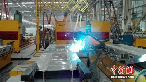 中車青島四方機(jī)車車輛股份有限公司&ldquo;80后&rdquo;高級技師張合禮在車間焊接鋼縫。