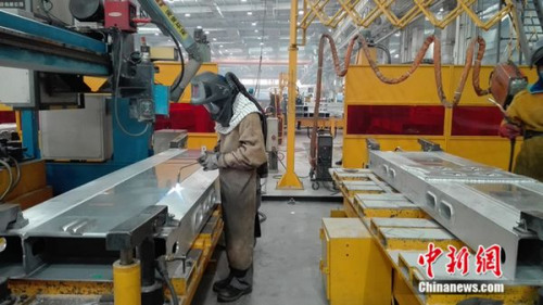 焊接工人正在工作。中新網(wǎng) 邱宇 攝