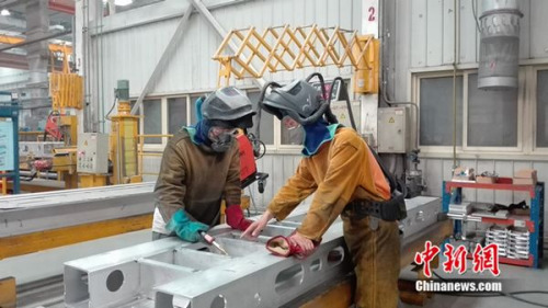 張合禮指導(dǎo)徒弟工作。中新網(wǎng) 邱宇 攝